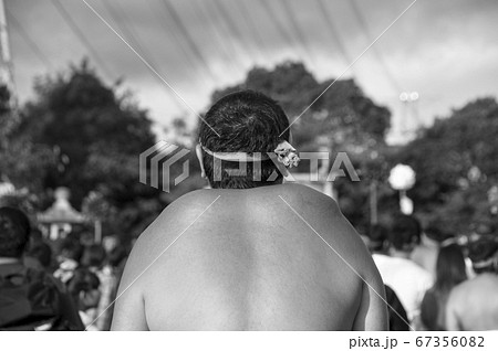 秋祭りの神輿で肩が大きく腫れた日本人男性の上半身モノクロ写真の写真素材