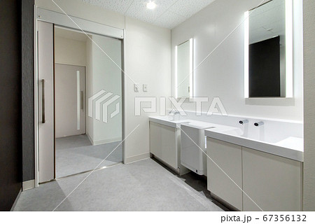 公衆トイレの手洗い場、洗面台 67356132