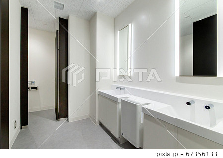 公衆トイレの洗面所 67356133