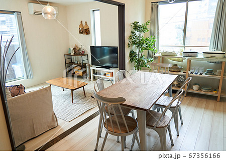 リビング　リビングダイニング　自宅　テレビ　ローテーブル 67356166
