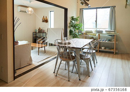 リビング　リビングダイニング　自宅　テレビ　ローテーブル 67356168