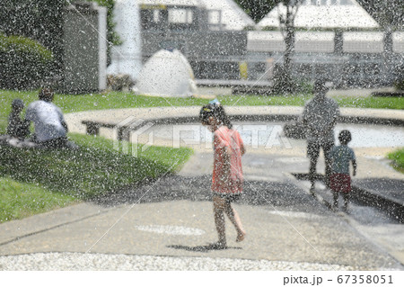 水遊びのイメージ　ジェットシャワー 67358051