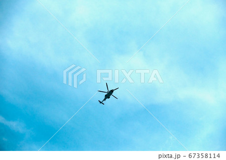 上空を飛行するヘリコプター 67358114