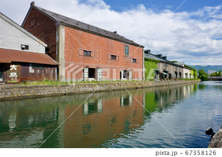 【北海道】小樽運河の街並み（倉庫街） 67358126