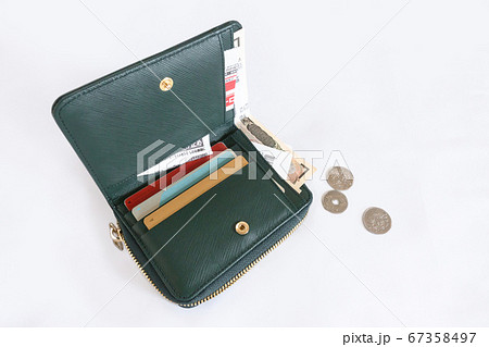 中身がぐちゃぐちゃの財布 67358497