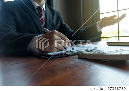 Businessmen present business plans and marketing to the boss.Business concept. Businessmen present business plans and marketing to the boss.Business concept. 67358789
