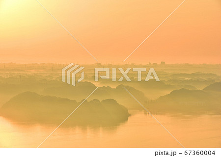 朝焼けに霞む対岸　浜名湖 67360004