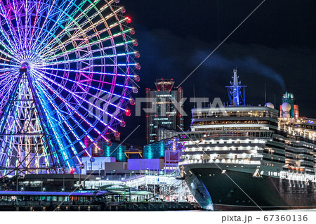 大観覧車と豪華客船の夜景 67360136