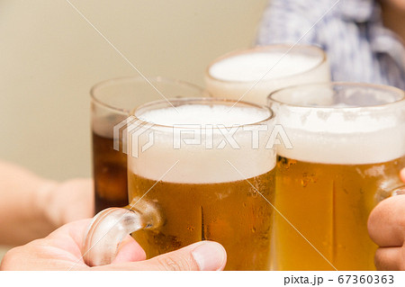 ビールで乾杯をする手元のアップ ビールで乾杯をする手元のアップ 67360363