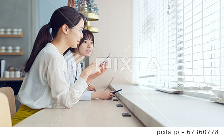 カフェスペースで会話する人々 67360778