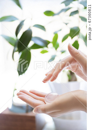 固形石鹸をやさしく包み込む女性の手のジェスチャー【ボディパーツ】 67360811