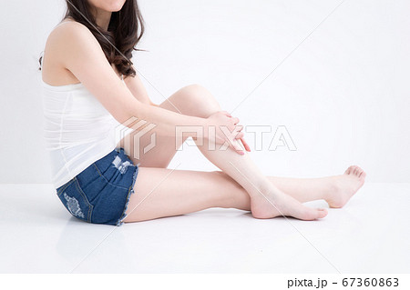 ショートパンツをはいた女性 67360863