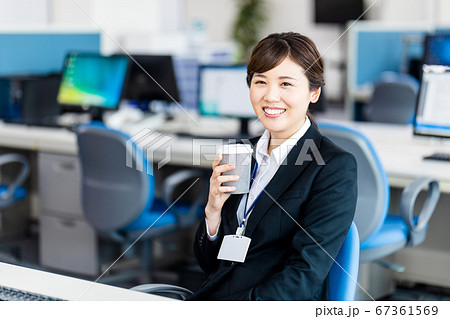 オフィス コーヒーを飲んで休憩する女性 オフィス コーヒーを飲んで休憩する女性 67361569