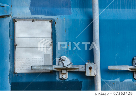 年代物でサビが目立つ古いコンテナ 年代物でサビが目立つ古いコンテナ 67362429