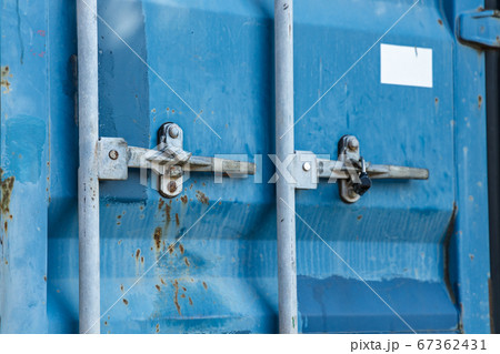 年代物でサビが目立つ古いコンテナ 年代物でサビが目立つ古いコンテナ 67362431