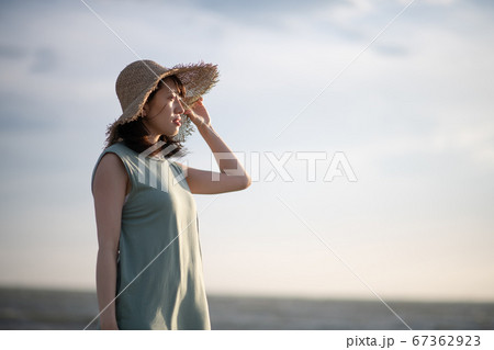 ワンピースと麦わら帽子の女性の写真素材