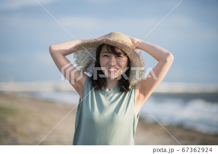 ワンピースと麦わら帽子の女性 67362924