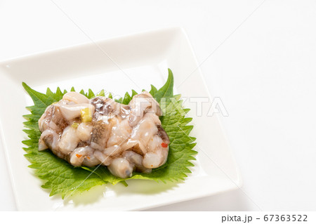 大葉(青じその葉)の上に、たこわさび。(白バック) 67363522