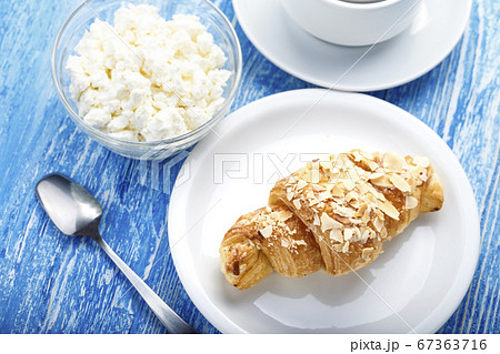 breakfast croissant and coffee 67363716