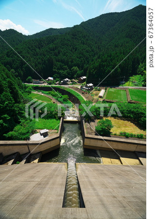 初夏の奈良県大和川　初瀬ダム　常用洪水吐 67364057