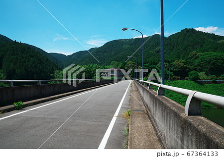 初夏の奈良県大和川 初瀬ダム 堰堤道路と管理事務所 初夏の奈良県大和川 初瀬ダム 堰堤道路と管理事務所 67364133