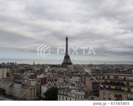 厚い雲に覆われた曇りの日に、エッフェル塔を中心としたパリの街並みを写した風景 67365805