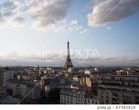 心地よく浮かぶ雲とエッフェル塔が印象的なパリ全体の街並み 67365810