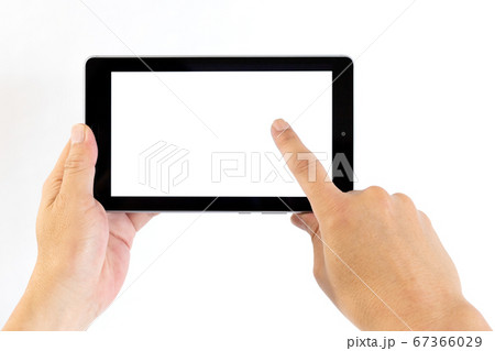 タブレットの画面右側をタップする中年男性の手 タブレットの画面右側をタップする中年男性の手 67366029