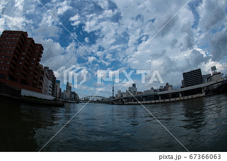 両国の景色 隅田川とスカイツリーのコラボレーション 魚眼レンズ の写真素材