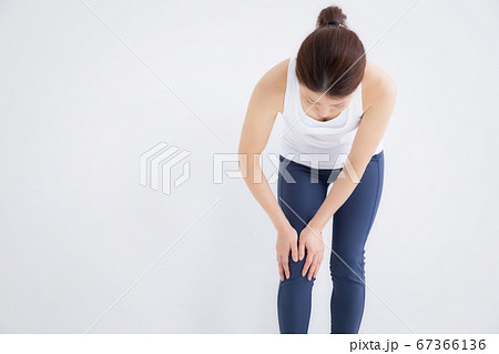 スポーツウェアの女性 67366136