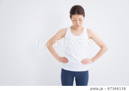スポーツウェアの女性 67366138