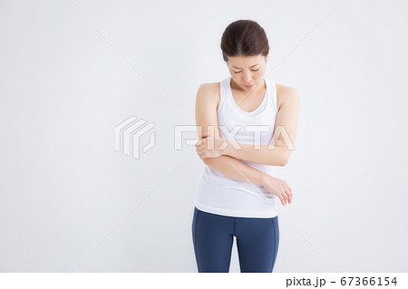 スポーツウェアの女性 67366154