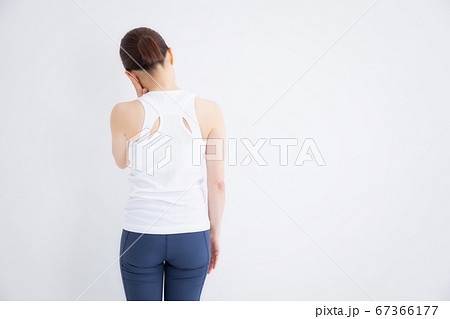 歯が痛い女性 67366177