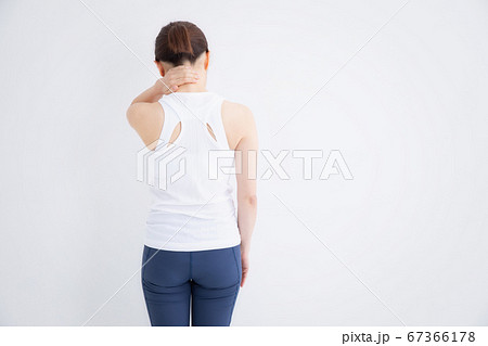 首が痛い女性 67366178