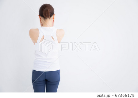 耳が痛い女性 67366179
