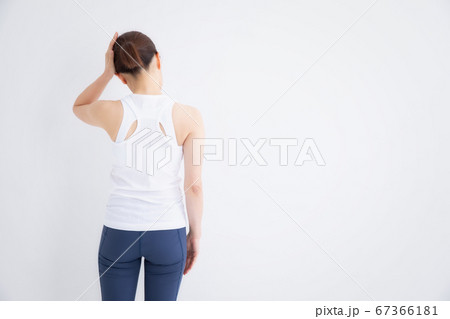 頭をおさえる女性 67366181