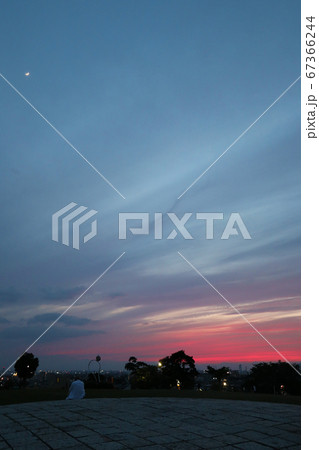 愛知県名古屋市、小高い丘にある滝の水公園の夕景 67366244