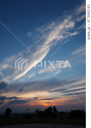 愛知県名古屋市、小高い丘にある滝の水公園の夕景 67366245