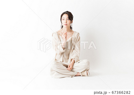 リラックスウェアを着て座る女性 67366282