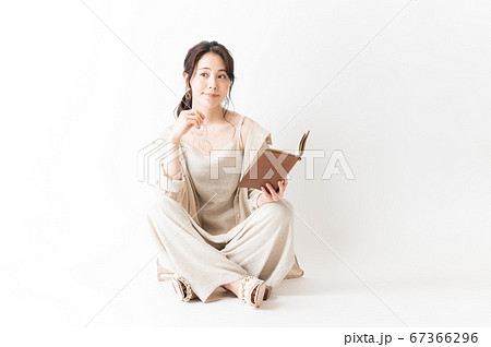 手帳を持つリラックスウェアの女性 67366296