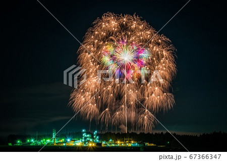 工場越しに見る片貝まつりの四尺玉1 67366347