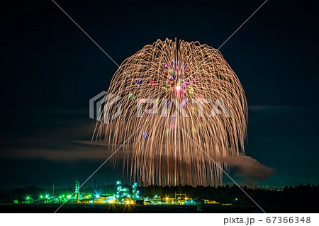 工場越しに見る片貝まつりの四尺玉2 67366348