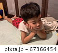 頬杖をついて寝ている男の子 67366454