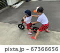 庭で仲良く自転車の練習をしている男の子の兄弟 67366656