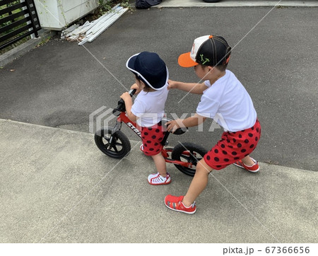 庭で仲良く自転車の練習をしている男の子の兄弟 67366656