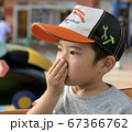 手の臭いを嗅ぐ男の子 67366762