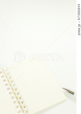 メモ帳・日記帳【白背景・コピースペース】 67366844