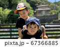 庭で仲良く遊ぶ男の子の兄弟 67366885
