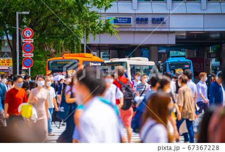 日本の東京都市景観 渋谷のスクランブル交差点にはマスク姿の大勢の人たちが…(奥は渋谷駅方向) 日本の東京都市景観 渋谷のスクランブル交差点にはマスク姿の大勢の人たちが…(奥は渋谷駅方向) 67367228