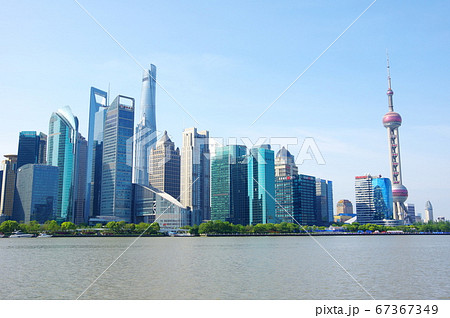 中国／上海市浦東新区の高層ビル群 67367349